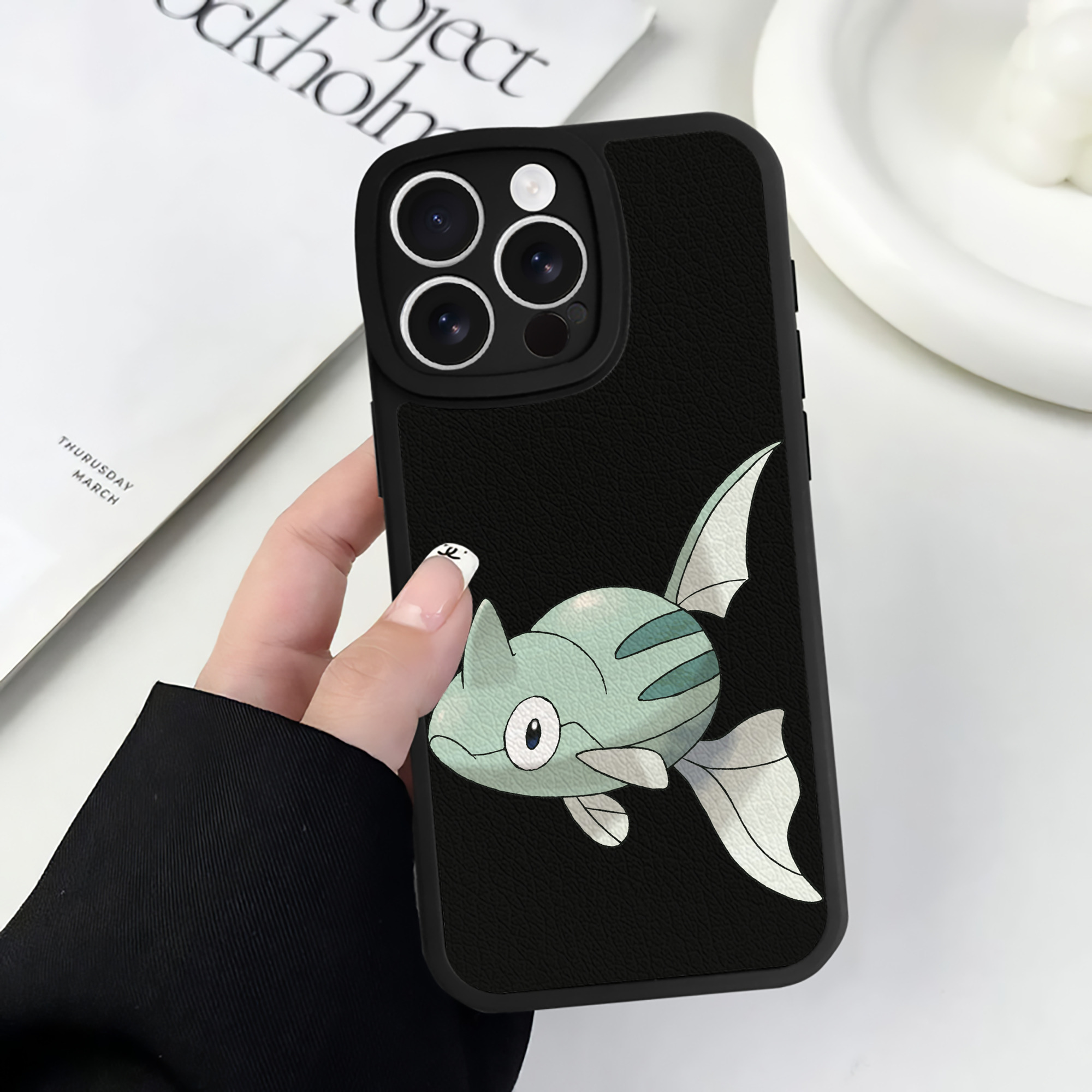 （画像用） ポケットモンスター Pokémon 【iPhone 16シリーズ対応】シリコンスマホケース（レザー調） 材質：シリコン